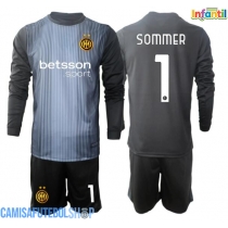 Camisa de time de futebol Inter Milan Yann Sommer #1 Goleiro Replicas 1º Equipamento Infantil 2025-26 Manga Comprida (+ Calças curtas)